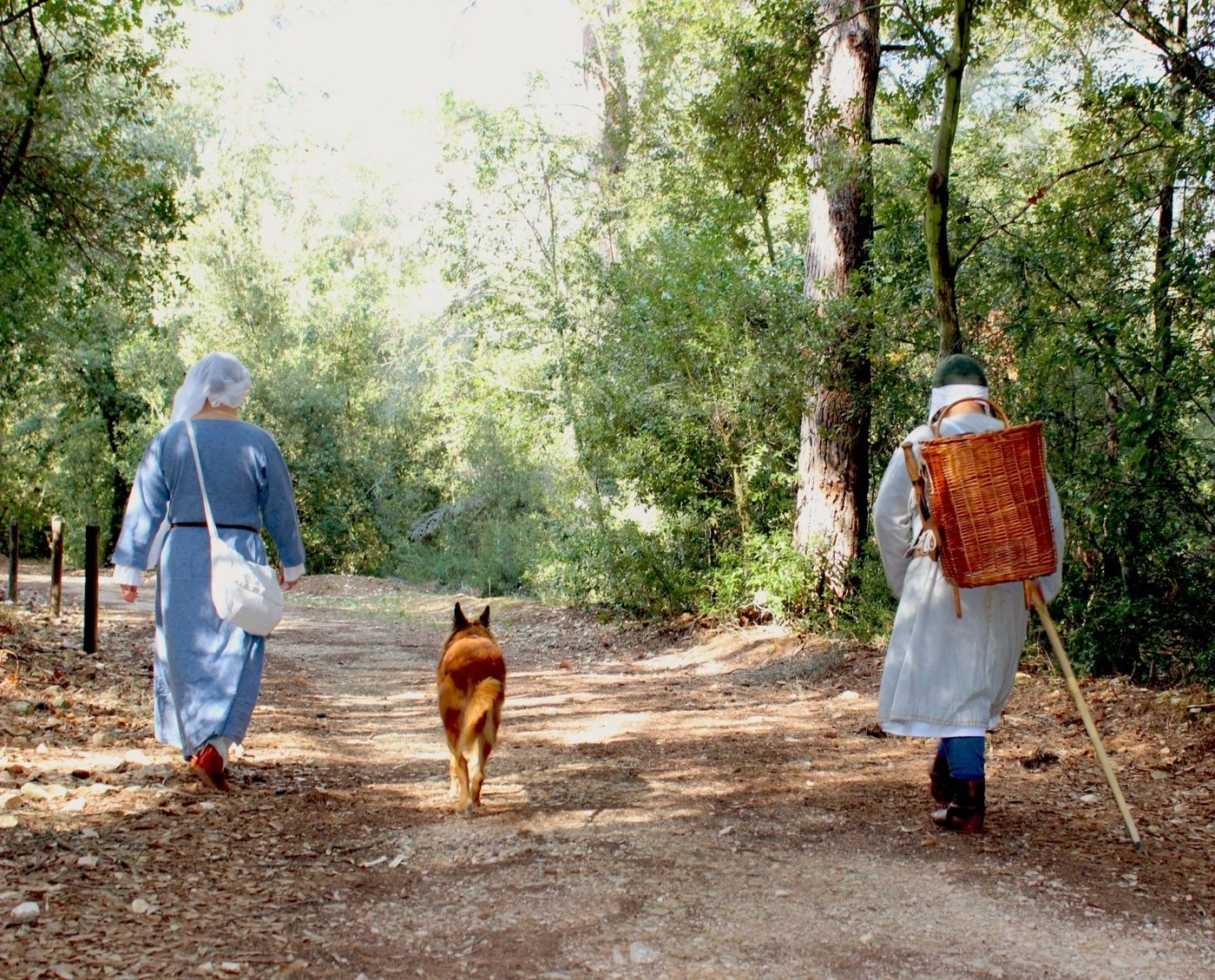 Rievocatori in cammino con abiti e oggetti storici