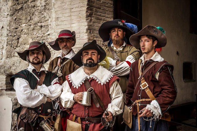 Membri della Compagnia in armatura e costume storico