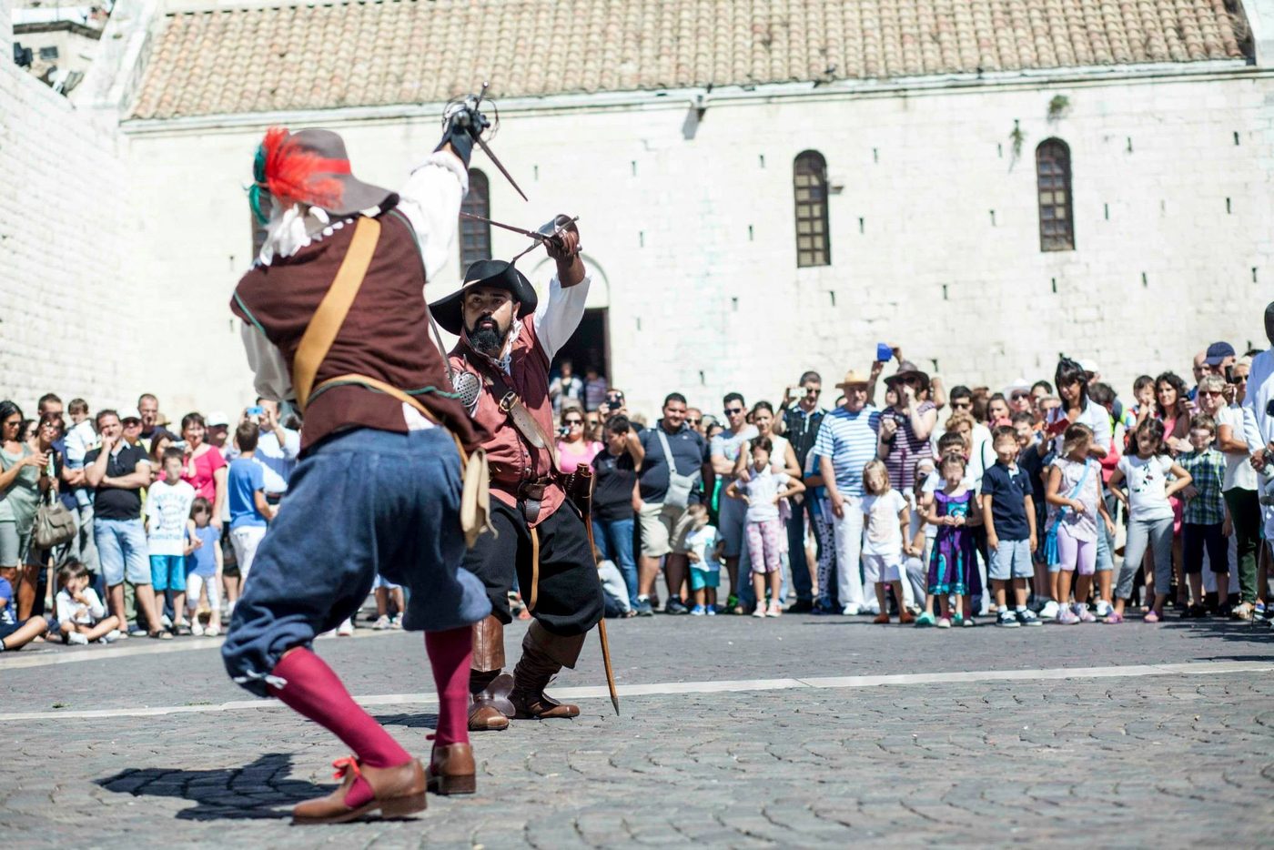 Duello di scherma storica davanti al pubblico
