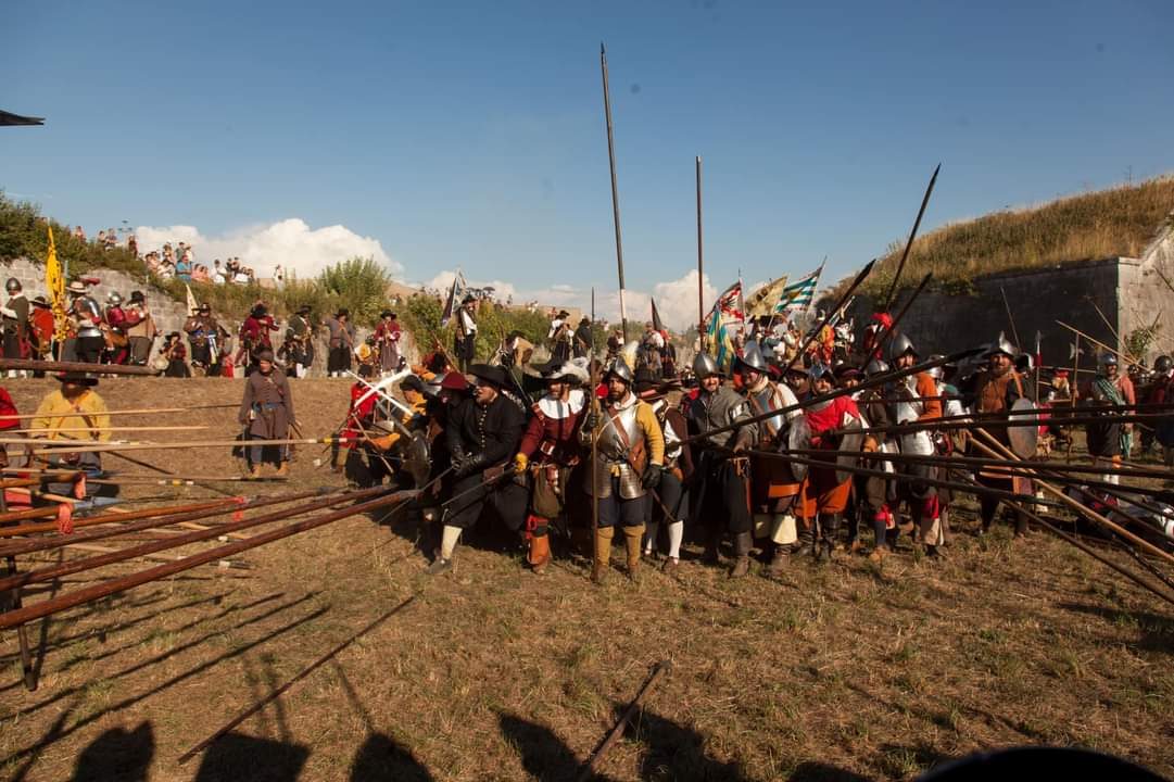 Schieramento di rievocatori con picche presso una fortificazione
