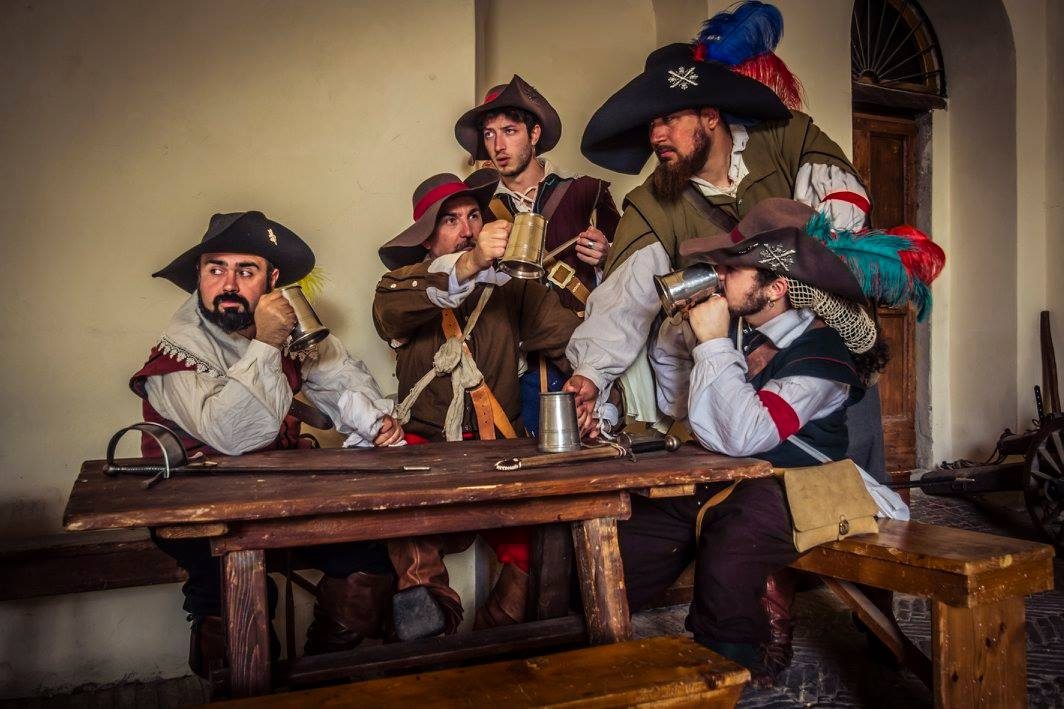 Gruppo di rievocatori in una scena di taverna